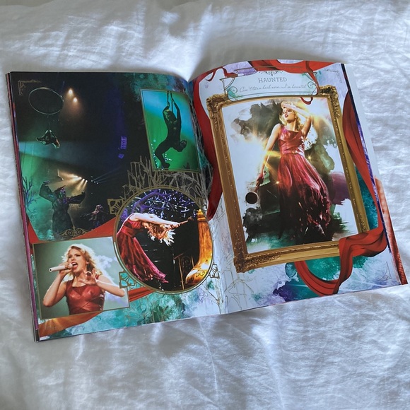 RARE Taylor Swift Speak Now 2011 World Tour Photo Book - Collectors Item 💜 - Picture 5 of 6